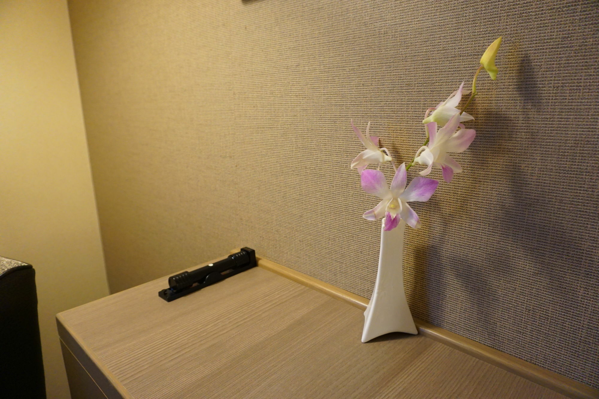 Hotel Nikko Fukuoka Fukuoka  Exterior foto A vase of flowers in a hotel room